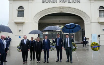 Le président Isaac Herzog, au centre, visite la plage de Bondi à Sydney, le 9 février 2026. (Crédit : AP/Rick Rycroft)