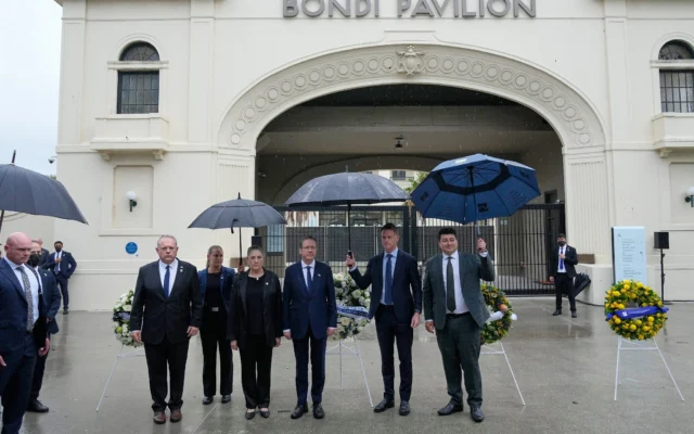 Le président Isaac Herzog, au centre, visite la plage de Bondi à Sydney, le 9 février 2026. (Crédit : AP/Rick Rycroft)