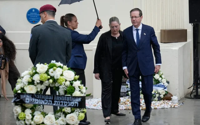 Le président israélien Isaac Herzog, à droite, et son épouse Michal Herzog, deuxième à droite, visitent Bondi Beach, où deux terroristes islamistes ont tué 15 personnes lors d’un événement de Hanoukka le 14 décembre 2025, à Sydney, le 9 février 2026. (Crédit : Rick Rycroft/AP)