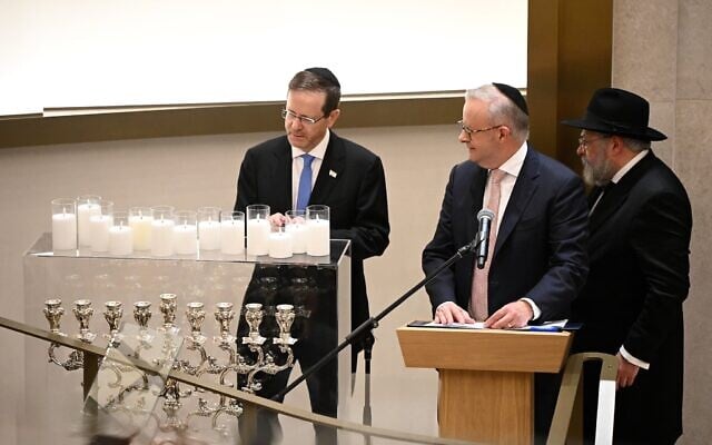 Le président Isaac Herzog (à gauche) et le Premier ministre australien Anthony Albanese (au centre) lors d'une cérémonie commémorative pour les victimes de la tuerie de Bondi, au Hadab de Bondi, à Sydney, en Australie, le 10 février 2026. (Crédit : Bianca De Marchi/Pool via AP)
