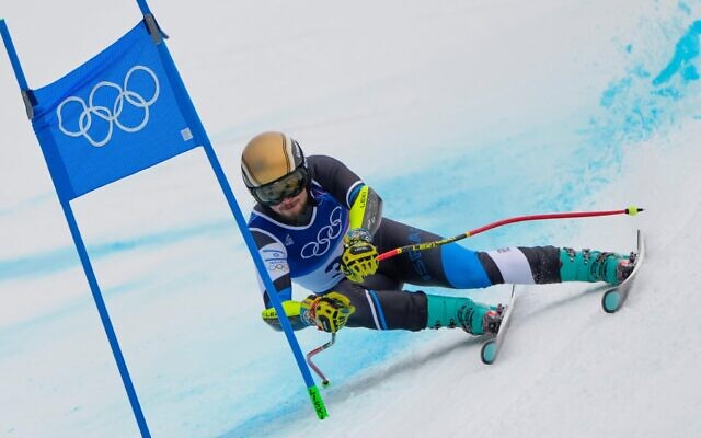 L'Israélien Barnabas Szollos dévalant la piste lors du super-G masculin des Jeux olympiques d'hiver de 2026, à Bormio, en Italie, le 11 février 2026. (Crédit : John Locher/AP)