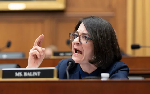 La représentante américaine Becca Balint, démocrate du Vermont, interroge la procureure générale américaine Pam Bondi lors d'une audience de la commission judiciaire de la Chambre des représentants au Capitole à Washington, le 11 février 2026. (Crédit : AP Photo/J. Scott Applewhite)