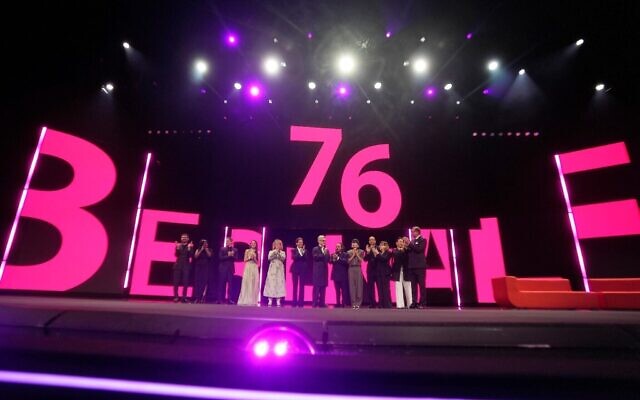 Sean Baker (3ᵉ à partir de la gauche), Michelle Yeoh, Tricia Tuttle, Wim Wenders, Min Bahadur Bhamat, Bae Doona, Reinaldo Marcus Green, Ewa Puszczynska et Mitsuyo Miyazaki assistant à la cérémonie d'ouverture du Festival international du film de Berlin, la Berlinale, à Berlin, le 12 février 2026. (Crédit : Markus Schreiber/AP)