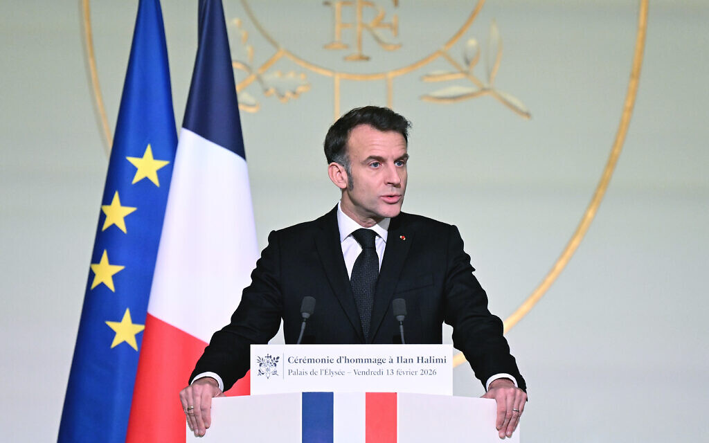 Le président français Emmanuel Macron s'exprime lors d'une cérémonie commémorant le 20e anniversaire du meurtre d'Ilan Halimi, un Juif français de 23 ans torturé et assassiné en 2006, au palais présidentiel de l'Élysée à Paris, le vendredi 13 février 2026. (Bertrand Guay/Pool Photo via AP)