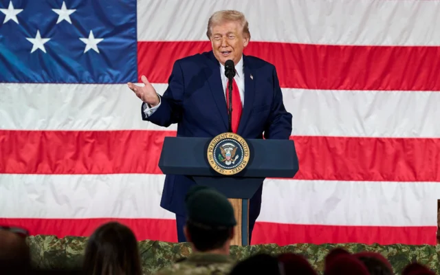 Le président américain Donald Trump s'adressant aux soldats, à Fort Bragg, en Caroline du Nord, le 13 février 2026. (Crédit : Matt Ramey/AP Photo)
