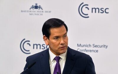 Le secrétaire d'État des États-Unis Marco Rubio s'exprimant lors de la Conférence sur la sécurité de Munich, en Allemagne, le 14 février 2026. (Crédit : Michael Probst/AP)