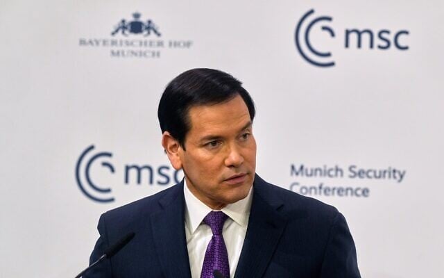 Le secrétaire d'État des États-Unis Marco Rubio s'exprimant lors de la Conférence sur la sécurité de Munich, en Allemagne, le 14 février 2026. (Crédit : Michael Probst/AP)