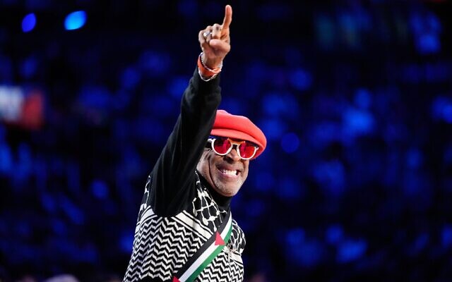 Spike Lee, vêtu d'un pull et d'un sac anti-Israël, souriant depuis son siège au bord du terrain lors du match de basket NBA All-Star, à Inglewood, en Californie, le 15 février 2026. (Crédit : Mark J. Terrill/AP) Spike Lee, vêtu d'un pull et d'un sac anti-Israël, souriant depuis son siège au bord du terrain lors du match de basket NBA All-Star, à Inglewood, en Californie, le 15 février 2026. (Crédit : Mark J. Terrill/AP)