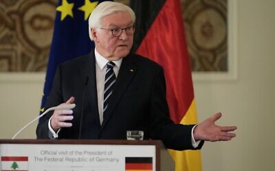 Le président allemand Frank-Walter Steinmeier s'exprimant lors d'une conférence de presse conjointe avec son homologue libanais Joseph Aoun (hors champ), au palais présidentiel de Baabda, à l'est de Beyrouth, au Liban, le 16 février 2026. (Crédit : Hussein Malla/AP)