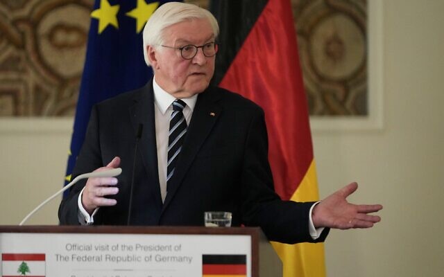 Le président allemand Frank-Walter Steinmeier s'exprimant lors d'une conférence de presse conjointe avec son homologue libanais Joseph Aoun (hors champ), au palais présidentiel de Baabda, à l'est de Beyrouth, au Liban, le 16 février 2026. (Crédit : Hussein Malla/AP)