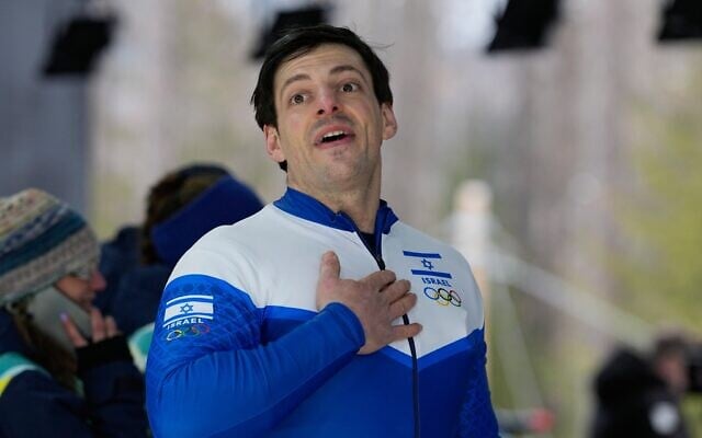 L'Israélien AJ Edelman saluant le public à la fin d'une course de bobsleigh à deux lors des Jeux olympiques d'hiver de 2026, à Cortina d'Ampezzo, en Italie, le 16 février 2026. (Crédit : Alessandra Tarantino/AP) L'Israélien AJ Edelman saluant le public à la fin d'une course de bobsleigh à deux lors des Jeux olympiques d'hiver de 2026, à Cortina d'Ampezzo, en Italie, le 16 février 2026. (Crédit : Alessandra Tarantino/AP)