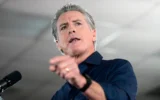 Le gouverneur de Californie, Gavin Newsom, s’exprime lors d’un rassemblement avec les démocrates du comté de Harris à la salle syndicale locale 716 de l’IBEW, le 8 novembre 2025, à Houston. (Crédit : Karen Warren/AP)