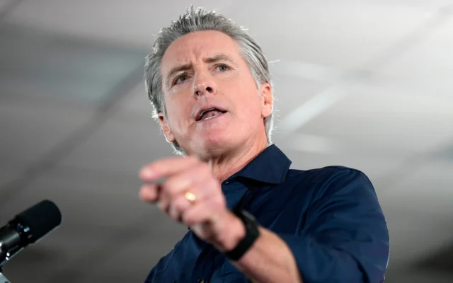 Le gouverneur de Californie, Gavin Newsom, s’exprime lors d’un rassemblement avec les démocrates du comté de Harris à la salle syndicale locale 716 de l’IBEW, le 8 novembre 2025, à Houston. (Crédit : Karen Warren/AP)