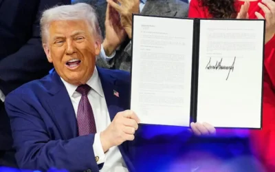Le président Donald Trump exhibant la Charte signée du « Conseil de Paix » lors de la réunion annuelle du Forum économique mondial, à Davos, en Suisse, le 22 janvier 2026. (Crédit : Markus Schreiber/AP Photo)