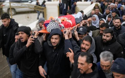 Les funérailles de l'Américano-palestinien Nasrallah Muhammad Abu Siyam, 19 ans, abattu par des extrémistes juifs, à Mukhmas, en Cisjordanie, à l'est de Ramallah, le 19 février 2026. (Crédit : Nasser Nasser/AP)