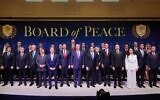 Le président américain Donald Trump aux côtés d'autres dirigeants mondiaux avant la première réunion du Conseil de Paix, à l'Institut américain pour la paix, à Washington, le 19 février 2026. (Crédit : Mark Schiefelbein/AP Photo)