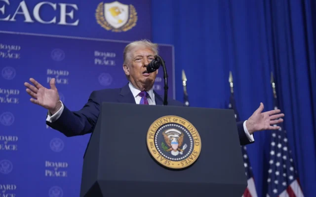 Le président américain Donald Trump s'exprime lors d'une réunion du Conseil de la paix à l'Institut américain de la paix, le 19 février 2026, à Washington. (Crédit : AP Photo/Mark Schiefelbein)
