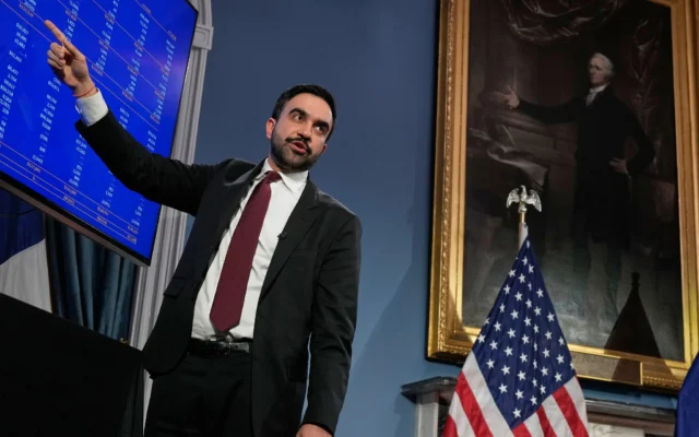 Le maire de New York, Zohran Mamdani, s’adresse aux journalistes au sujet des finances de la ville lors d’une conférence de presse à New York, le 17 février 2026. (Crédit : Seth Wenig/AP)