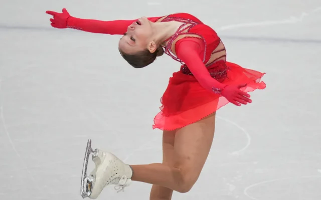 Mariia Seniuk (Israël) participe au programme libre de patinage artistique féminin aux Jeux olympiques d'hiver de 2026, à Milan, en Italie, le 19 février 2026. (Crédit : Francisco Seco/AP)