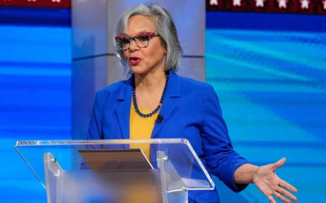 La représentante américaine Robin Kelly, de l'Illinois, s'exprime lors du débat primaire démocrate pour le Sénat américain, à Chicago, le 19 février 2026. (Crédit : AP Photo/Nam Y. Huh)