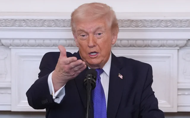 Le président américain Donald Trump s'exprime lors d'un petit-déjeuner avec l'Association nationale des gouverneurs dans la salle à manger d'État de la Maison Blanche, le vendredi 20 février 2026, à Washington. (Crédit : AP Photo/Evan Vucci)
