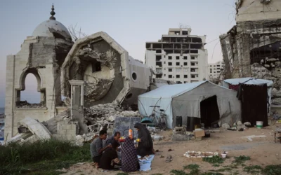 Les membres de la famille Al-Ghafeer rompent leur jeûne pendant le mois sacré du ramadan à côté de la tente où ils s'abritent dans le port de Gaza, le vendredi 20 février 2026. (Crédit : AP Photo/Abdel Kareem Hana)
