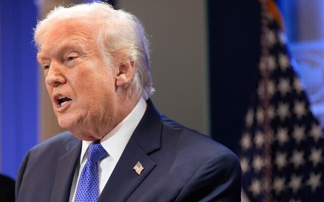 Le président américain Donald Trump s'adressant aux journalistes dans la salle de presse James Brady, à la Maison Blanche, à Washington, le 20 février 2026. (Crédit : Alex Brandon/AP Photo/)