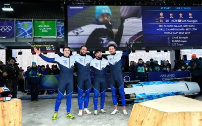 De gauche à droite, les athlètes israéliens AJ Edelman, Menachem Chen, Uri Zisman et Omer Katz après leur course de bobsleigh à quatre aux Jeux olympiques d'hiver 2026, à Cortina d'Ampezzo, Italie, le 21 février 2026. (AP/Alessandra Tarantino)