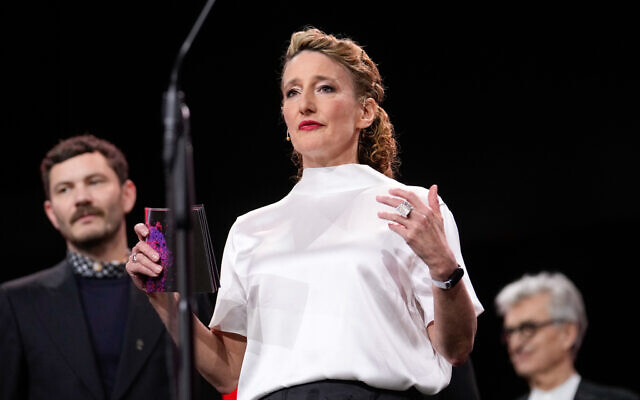 La directrice du festival, Tricia Tuttle, s'adresse au public lors de la cérémonie de remise des prix du Festival international du film, la Berlinale, à Berlin, le samedi 21 février 2026. (Crédit : AP/Ebrahim Noroozi).