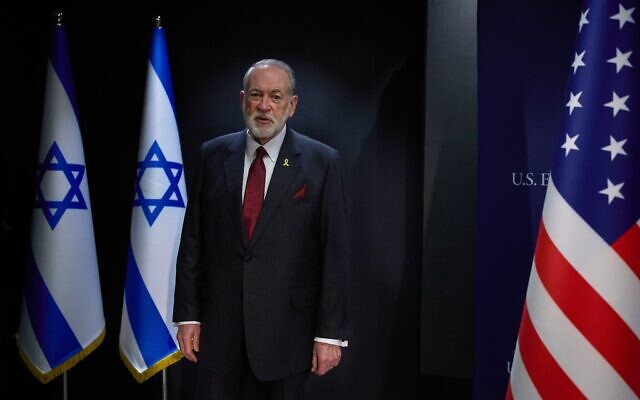 L'ambassadeur américain en Israël, Mike Huckabee, posant pour une photo lors d'une interview, à Jérusalem, le 20 août 2025. (Crédit : Ohad Zwigenberg/AP Photo)