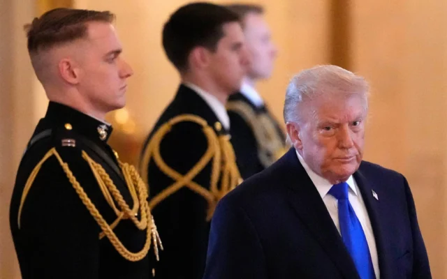 Le président américain Donald Trump arrive dans la salle Est de la Maison Blanche, le 23 février 2026, à Washington. (Crédit : AP Photo/Alex Brandon)