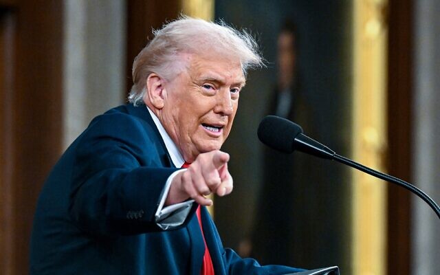 Le président américain Donald Trump prononçant son discours sur l'état de l'Union devant une session conjointe du Congrès dans la salle de la Chambre des représentants, au Capitole, à Washington, le 24 février 2026. (Crédit : Kenny Holston/The New York Times/AP)