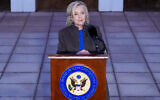 L'ancienne secrétaire d'État Hillary Clinton devant le Chappaqua Performing Arts Center, après avoir témoigné devant lesdéputés de la Chambre des représentants américaine dans le cadre d'une enquête parlementaire sur Jeffrey Epstein, condamné pour délit sexuel, le jeudi 26 février 2026, à Chappaqua, dans l'État de New York. (Crédit : AP Photo/Yuki Iwamura)