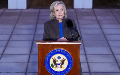 L'ancienne secrétaire d'État Hillary Clinton devant le Chappaqua Performing Arts Center, après avoir témoigné devant lesdéputés de la Chambre des représentants américaine dans le cadre d'une enquête parlementaire sur Jeffrey Epstein, condamné pour délit sexuel, le jeudi 26 février 2026, à Chappaqua, dans l'État de New York. (Crédit : AP Photo/Yuki Iwamura)