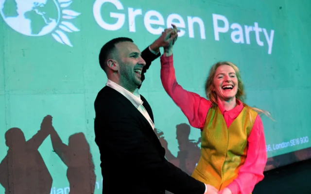La candidate du Parti vert Hannah Spencer, à droite, avec le chef du parti, Zack Polanski, lors d'un événement organisé pour les bénévoles après avoir remporté l'élection partielle de Gorton et Denton, à Manchester, en Angleterre, le 27 février 2026. (Crédit: AP/Jon Super)