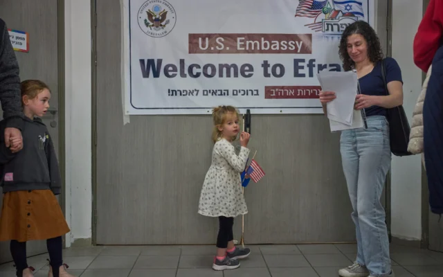 Kayla Friedson, au centre, et sa mère attendent leur tour pour bénéficier des services consulaires proposés par les représentants de l'ambassade américaine dans l'implantation d'Efrat, en Cisjordanie, le 27 février 2026. (Crédit: AP/Ohad Zwigenberg) Kayla Friedson, au centre, et sa mère attendent leur tour pour bénéficier des services consulaires proposés par les représentants de l'ambassade américaine dans l'implantation d'Efrat, en Cisjordanie, le 27 février 2026. (Crédit: AP/Ohad Zwigenberg)