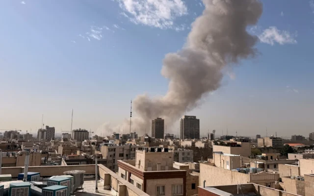 Alors que les États-Unis et Israël annoncent le début des frappes, un panache de fumée s'élève à la suite d'une explosion, à Téhéran, le 28 février 2026. (Credit : AP) Alors que les États-Unis et Israël annoncent le début des frappes, un panache de fumée s'élève à la suite d'une explosion, à Téhéran, le 28 février 2026. (Credit : AP)