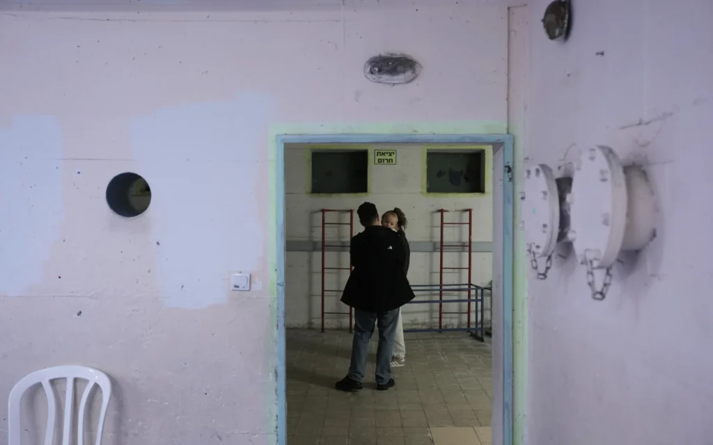 Des civils se réfugient dans un abri après que les sirènes ont annoncé qu'Israël avait lancé une attaque contre l'Iran, annoncée plus tard comme étant menée conjointement avec les États-Unis, à Ramat Gan, le 28 février 2026. (Crédit : AP/Oded Balilty)