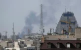 De la fumée s'élevant dans le ciel après une explosion, à Téhéran, en Iran, le 28 février 2026. (Crédit : Vahid Salemi/AP Photo)