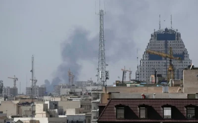 De la fumée s'élevant dans le ciel après une explosion, à Téhéran, en Iran, le 28 février 2026. (Crédit : Vahid Salemi/AP Photo) De la fumée s'élevant dans le ciel après une explosion, à Téhéran, en Iran, le 28 février 2026. (Crédit : Vahid Salemi/AP Photo)