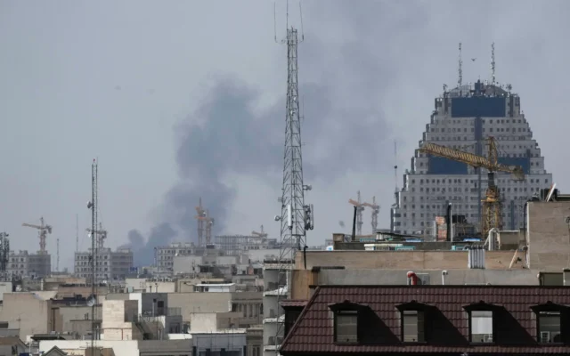 De la fumée s'élevant dans le ciel après une explosion, à Téhéran, en Iran, le 28 février 2026. (Crédit : Vahid Salemi/AP Photo)
