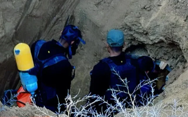 Des membres de la milice anti-Hamas des Forces populaires photographiés près de l'entrée d'un tunnel, dans le sud de la bande de Gaza, sur une photo publiée par le chef des Forces populaires le 12 février 2026. (Crédit : Ghassan al-Duhaini via Facebook)