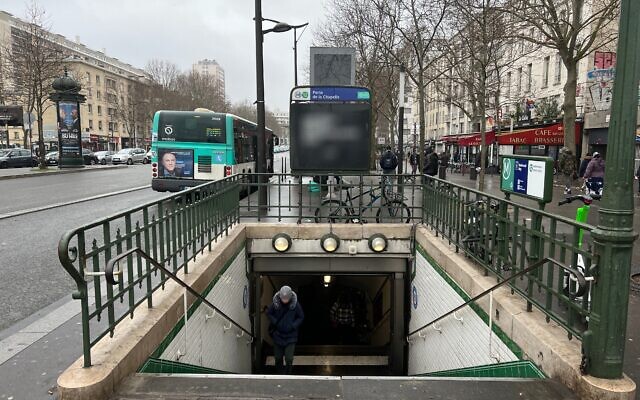 Accès de la station de métro Porte de la Chapelle, rue de la Chapelle, Paris (Crédit : Chabe01/CC BY-SA 4.0)