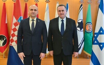Le ministre de la Défense croate, Ivan Anusic, avec son homologue israélien, Israel Katz, à Tel Aviv, le 23 février 2026. (Crédit : Ministère de la Défense de la République de Croatie/F. Klen)