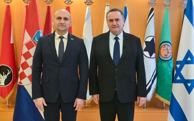 Le ministre de la Défense croate, Ivan Anusic, avec son homologue israélien, Israel Katz, à Tel Aviv, le 23 février 2026. (Crédit : Ministère de la Défense de la République de Croatie/F. Klen)