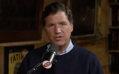 Tucker Carlson prononce un monologue dans un épisode de son podcast publié le 20 février 2026, dans lequel il interviewe l'ambassadeur américain en Israël, Mike Huckabee. (Crédit : Capture d'écran X)
