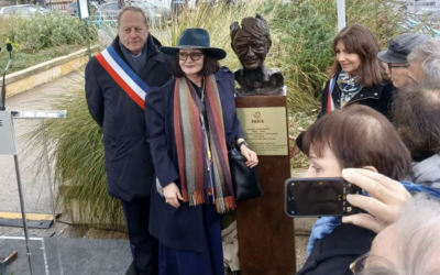 Inauguration d’un buste de Claude Lanzmann au square des Martyrs juifs du Vél d’Hiv, à Paris, le 27 janvier 2026. (Crédit : Mairie du 15)