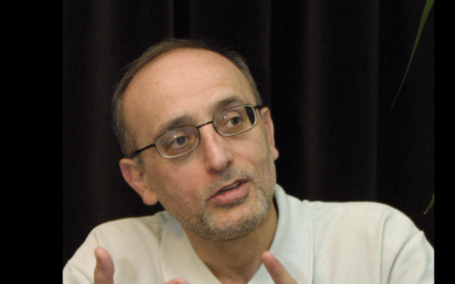 Le journaliste et dissident iranien Mohsen Sazegara s'adresse à la presse à Téhéran le 6 octobre 2003. Libéré de prison après une grève de la faim qui avait suscité une vive inquiétude quant à son état de santé, il a été libéré sous caution de six milliards de rials (750 000 dollars), a indiqué un membre de sa famille à l'AFP. (Crédit : HENGHAMEH FAHIMI / AFP