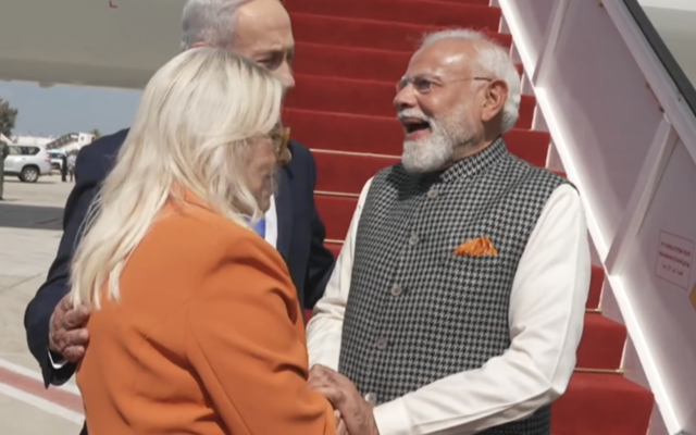 Le Premier ministre indien Narendra Modi, Benjamin Netanyahu et son épouse, Sara Netanyahu, à l'aéroport Ben Gurion, le 25 février 2026. (Crédit : Capture d'écran/X/Bureau de la presse gouvernementale)