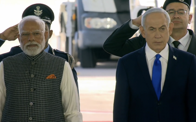 Le Premier ministre indien Narendra Modi (à gauche) et son homologue israélien Benjamin Netanyahu, à l'aéroport Ben Gurion, le 25 février 2026. (Crédit : Capture d'écran/X/Bureau de la presse gouvernementale) Le Premier ministre indien Narendra Modi (à gauche) et son homologue israélien Benjamin Netanyahu, à l'aéroport Ben Gurion, le 25 février 2026. (Crédit : Capture d'écran/X/Bureau de la presse gouvernementale)